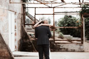 First Look vs Magic Moment? Which should you choose for your wedding day? Originally published on ivoryandink.com